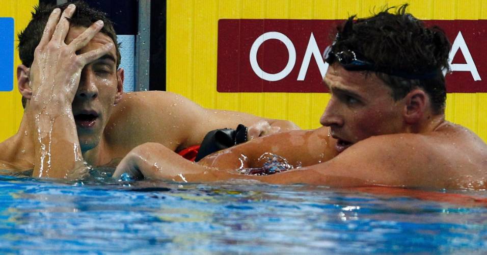 Ryan Lochte (à direita) vence duelo com Michael Phelps na final dos 200 m livre no Mundial de Xangai (26/07/2011)