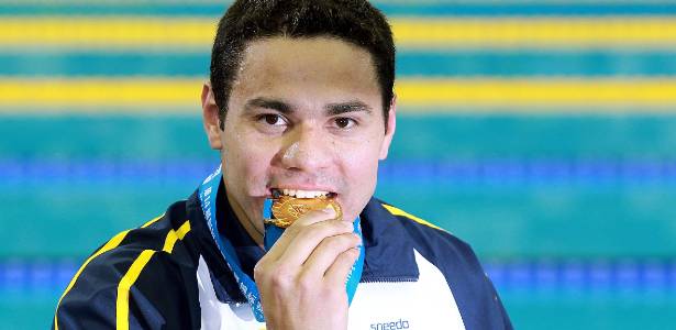 Felipe exibe a medalha de ouro conquistada nos 50 m peito - Satiro Sodré/AGIF
