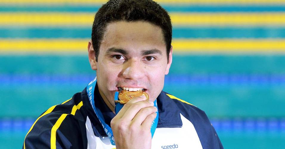 Felipe França exibe orgulhoso a medalha de ouro conquistada nos 50 m peito
