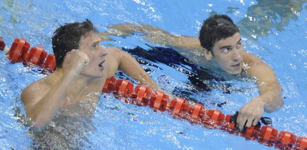 Ryan Lochte comemora o ouro e o recorde mundial e é observado por Michael Phelps - AFP/ANTONY DICKSON