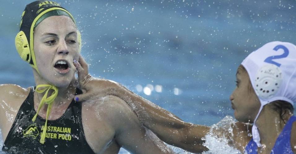 Australiana Gemma Beadsworth leva unhada da italiana Simona Abbate durante as quartas do Mundial de Xangai