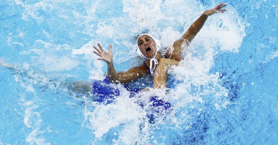 Brasileira Marina Canetti toma caldo da russa Olga Belyaeva durante as eliminatórias do Mundial de Xangai