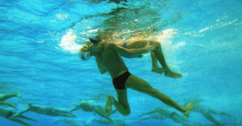 Jogadares da Espanha e da Rússia lutam debaixo d'água durante o Pré-Olímpico de 2000