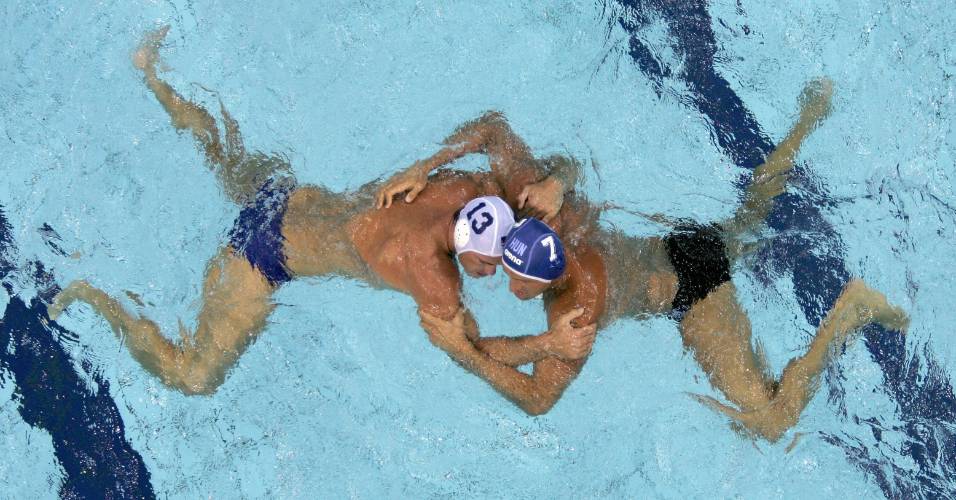 Norte-americano Ryan Bailey (branco) e o húngaro Gergely Kiss fazem wrestling na água nos Jogos de Atenas