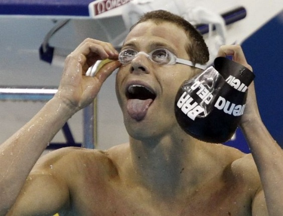 Cesar Cielo comemora após conquistar a medalha de ouro nos 50m livres no Mundial em Xangai (30/07/2011)