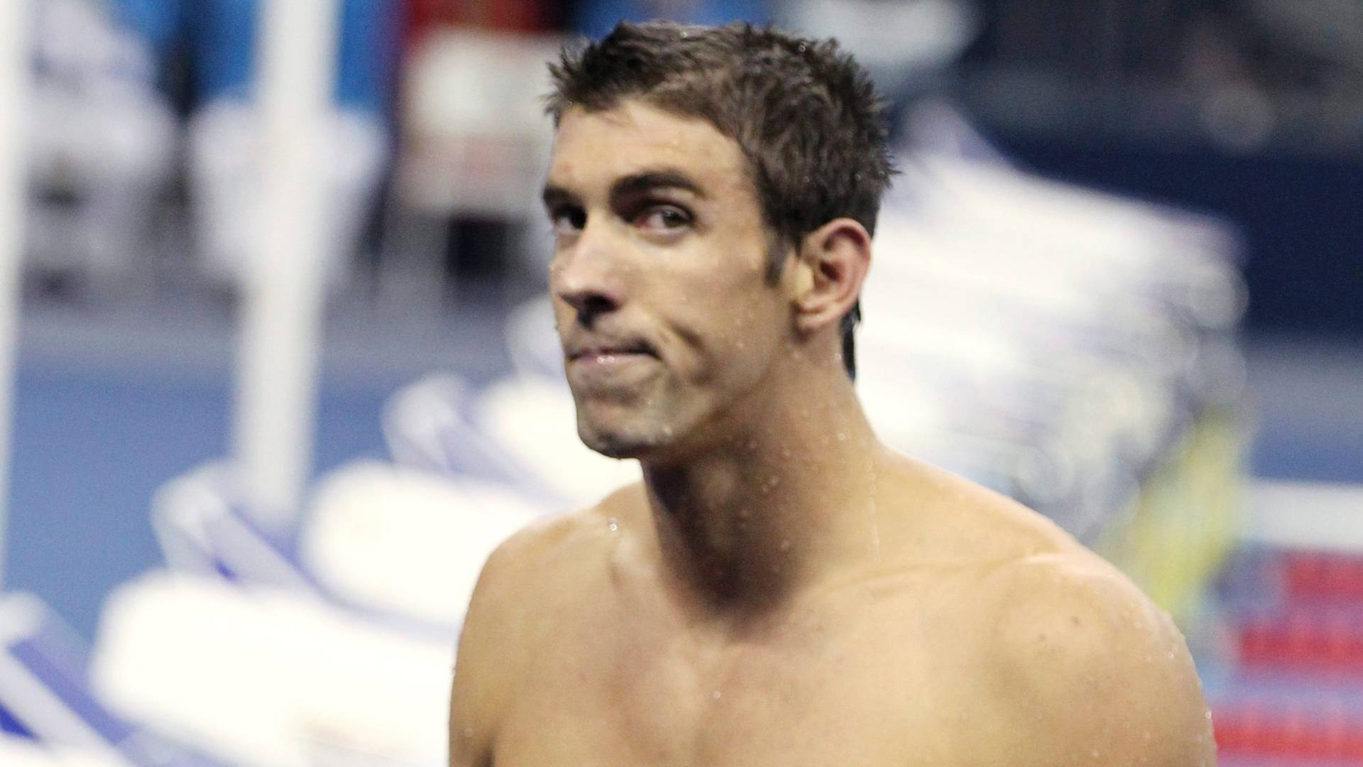 Michael Phelps deixa a piscina após ganhar o ouro nos 100 m borboleta no Mundial de Xangai
