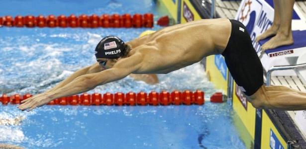 Michael Phelps salta para nadar no revezamento 4x100m medley no Mundial de Xangai (31/07/2011)