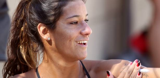 Joanna Maranhão se protege do forte sol de Belo Horizonte durante treino no Finkel