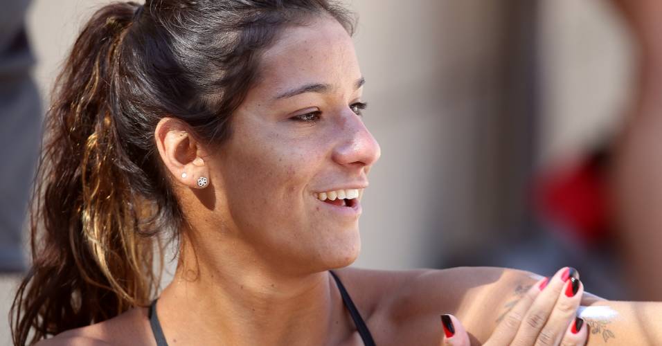 Joanna Maranhão se protege do forte sol de Belo Horizonte durante treino para o Troféu José Finkel de natação