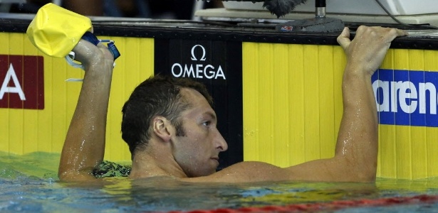 Ian Thorpe com cara fechada após ficar fora da final dos 100 m livre no Japão - REUTERS/Toru Hanai 
