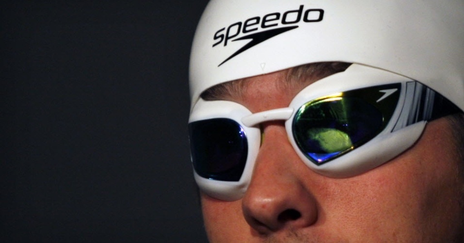 Detalhe dos novos óculos da seleção norte-americana de natação; Michael Phelps esteve no lançamento do traje para Londres-2012