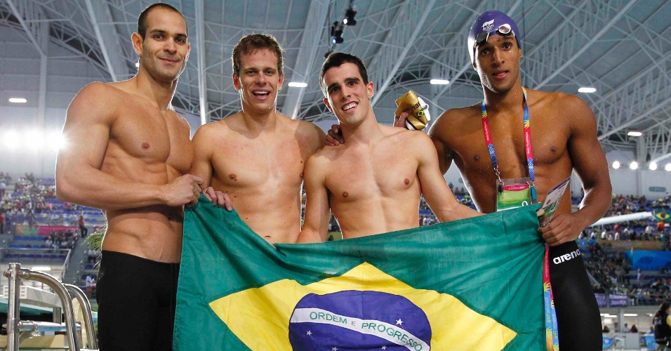 Nicholas Santos, Cesar Cielo, Bruno Fratus e Nicolas Oliveira comemoram o ouro do revezamento 4x100 m livre nos Jogos Pan-Americanos de Guadalajara