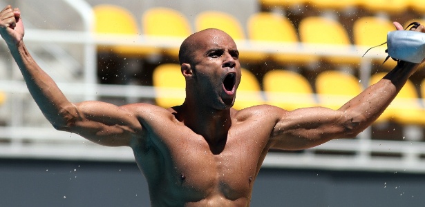 O nadador João Gomes Jr. comemora a obtenção do índice olímpico nos 100 m peito