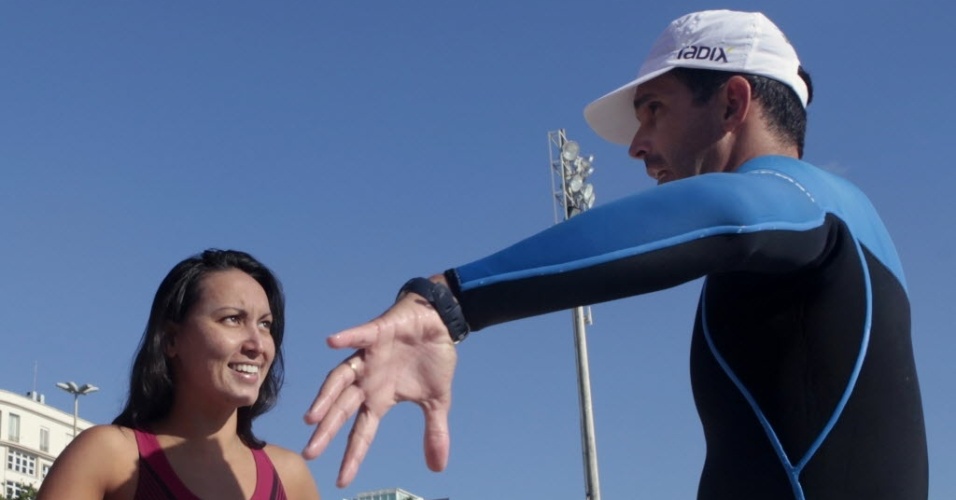Poliana Okimoto e o também nadador Luis Lima conversam durante treino na praia de Copacabana no Rio de Janeiro