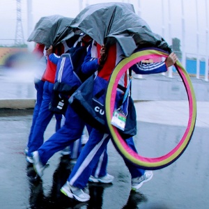 Atletas se protegem da chuva na Vila Pan-Americana em Guadalajara