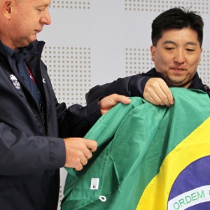 Hugo Hoyama recebe a bandeira para carregar na abertura do Pan-Americano dos dirigentes do COB