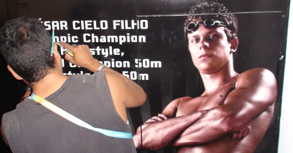 Cartaz do campeão olímpico e mundial é fixado em Guadalajara