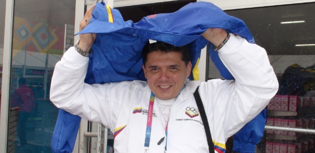 Venezuelano Jose Oscar Gutierrez fica sem guarda-chuva e improvisa agasalho
