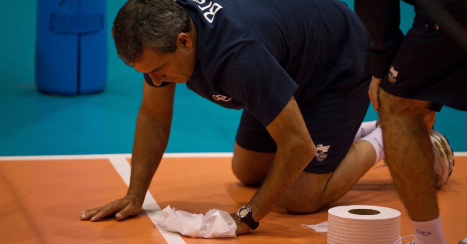 Até o técnico José Roberto Guimarães ajudou a secar a quadra durante o treino da seleção feminina de vôlei