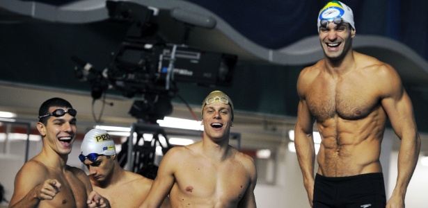 Os nadadores Tales Cerdeira, Cesar Cielo e Nicholas Santos se divertem durante o treino 