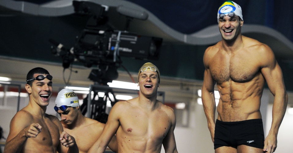 Os nadadores Tales Cerdeira, Cesar Cielo e Nicholas Santos se divertem durante o treino do Brasil para o Pan
