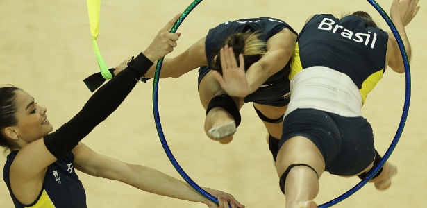 As ginastas brasileiras aproveitaram para passar a coreografia com arcos e fitas