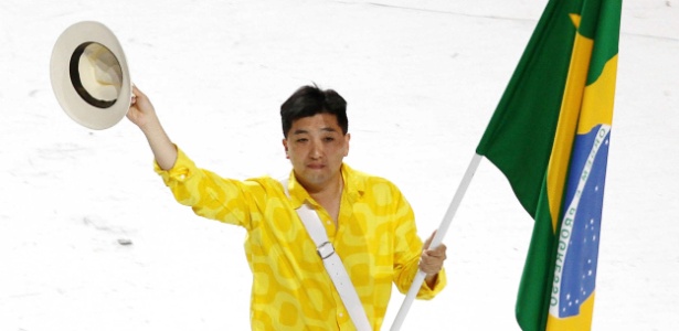 Hugo Hoyama quando foi o porta-bandeira do Brasil na abertura do Pan-2011