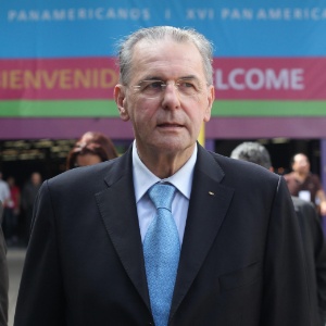 Presidente do Comitê Olímpico Internacional (COI), Jacques Rogge chega para a cerimônia de abertura dos Jogos Pan-Americanos de Guadalajara, no México