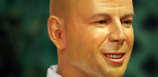 Bruce Willis "engana" como o técnico da seleção brasileira de futebol 