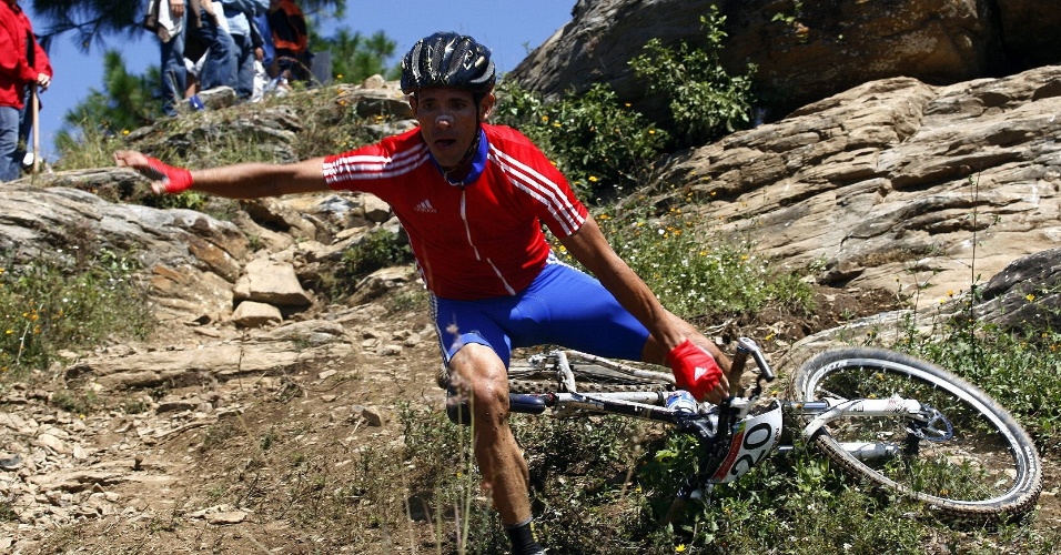 Cubano Vicente Sanabria cai na prova de ciclismo de montanha do Pan (15/10/2011)