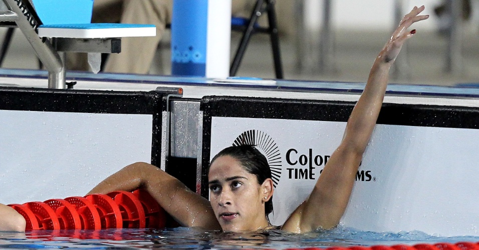 Daynara de Paula comemora a medalha de prata nos 100m borboleta no Pan de Guadalajara