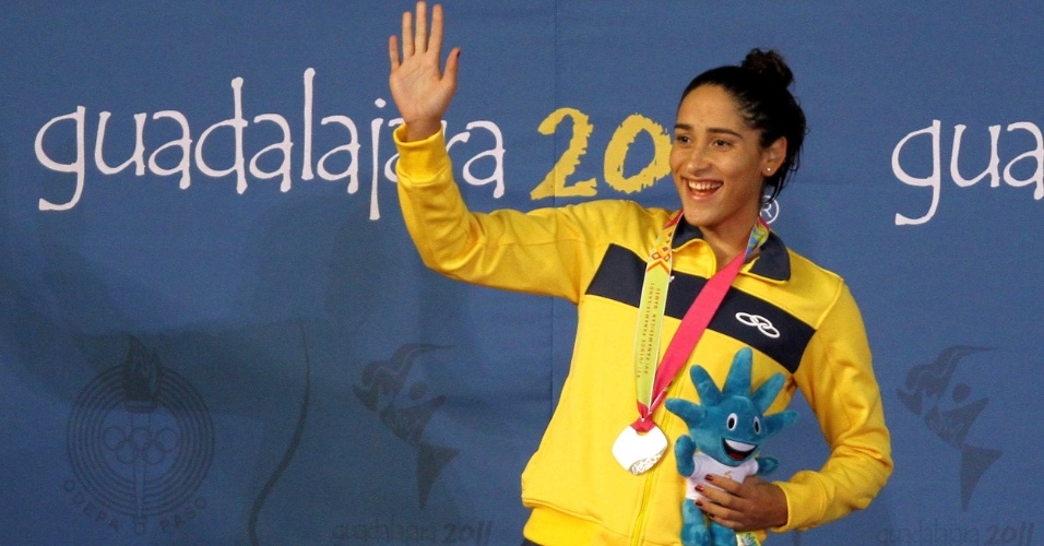 Daynara de Paula comemora com a medalha de prata no pódio após a prova dos 100m borboleta no Pan (15/10/2011)