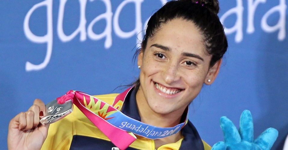 Daynara de Paula exibe medalha de prata após ficar em segundo lugar na disputa dos 100m borboleta no Pan (15/10/2011)