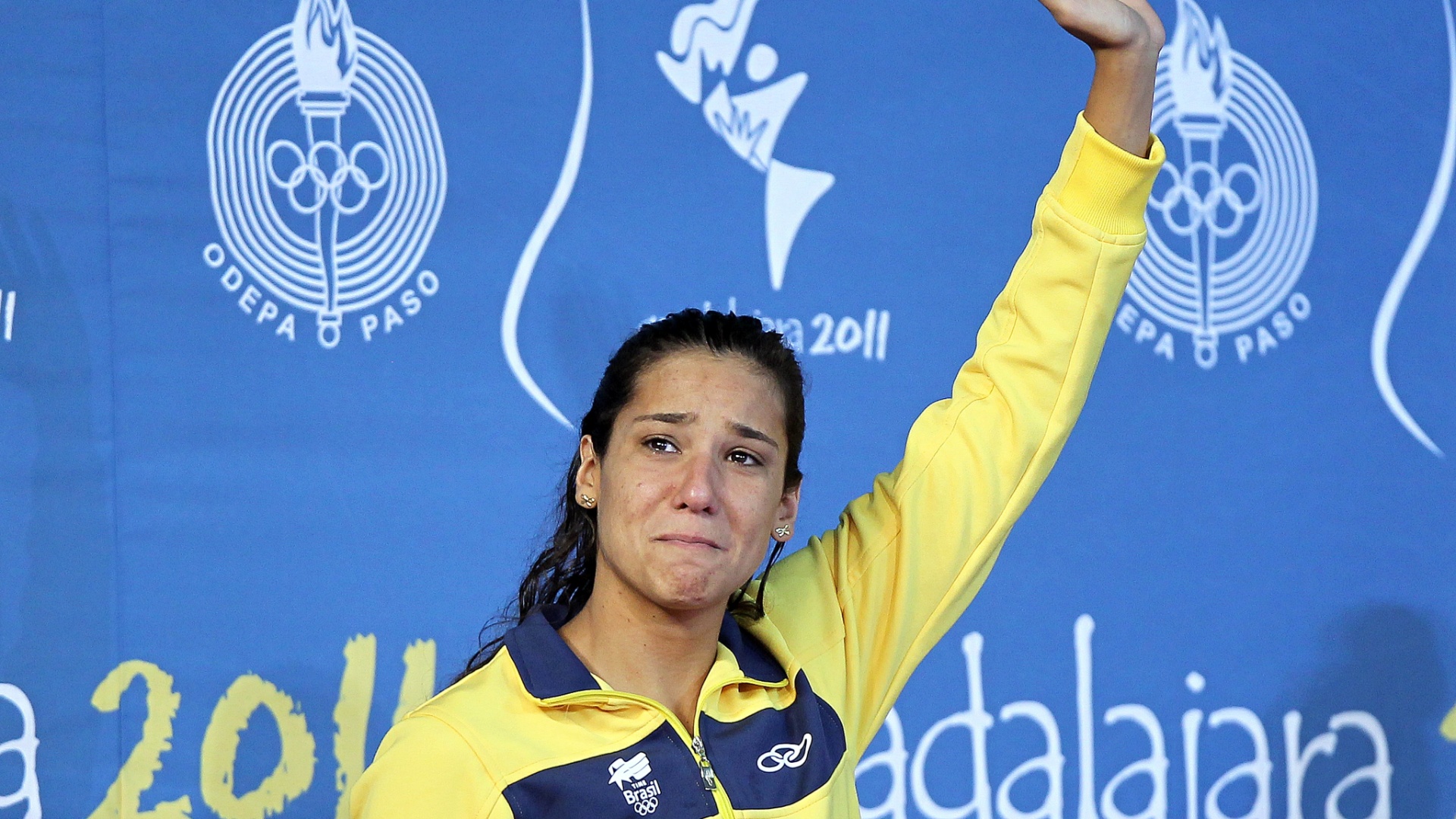 Joanna Maranhão chora no pódio após ficar com a medalha de prata nos 400m medley dos Jogos Pan-Americanos de Guadalajara (15/10/2011)