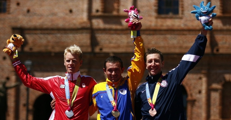 O colombiano Héctor Leonardo Paez festeja a conquista da medalha de ouro no ciclismo de montanha. O canadiense Maximillian Pieter Plaxton (e) ficou com a prata e o bronze foi para o norte-americano Jeremiah Tyrone Bishop 