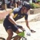 Com pneu furado, brasileiro termina prova de mountain bike empurrando a bicicleta