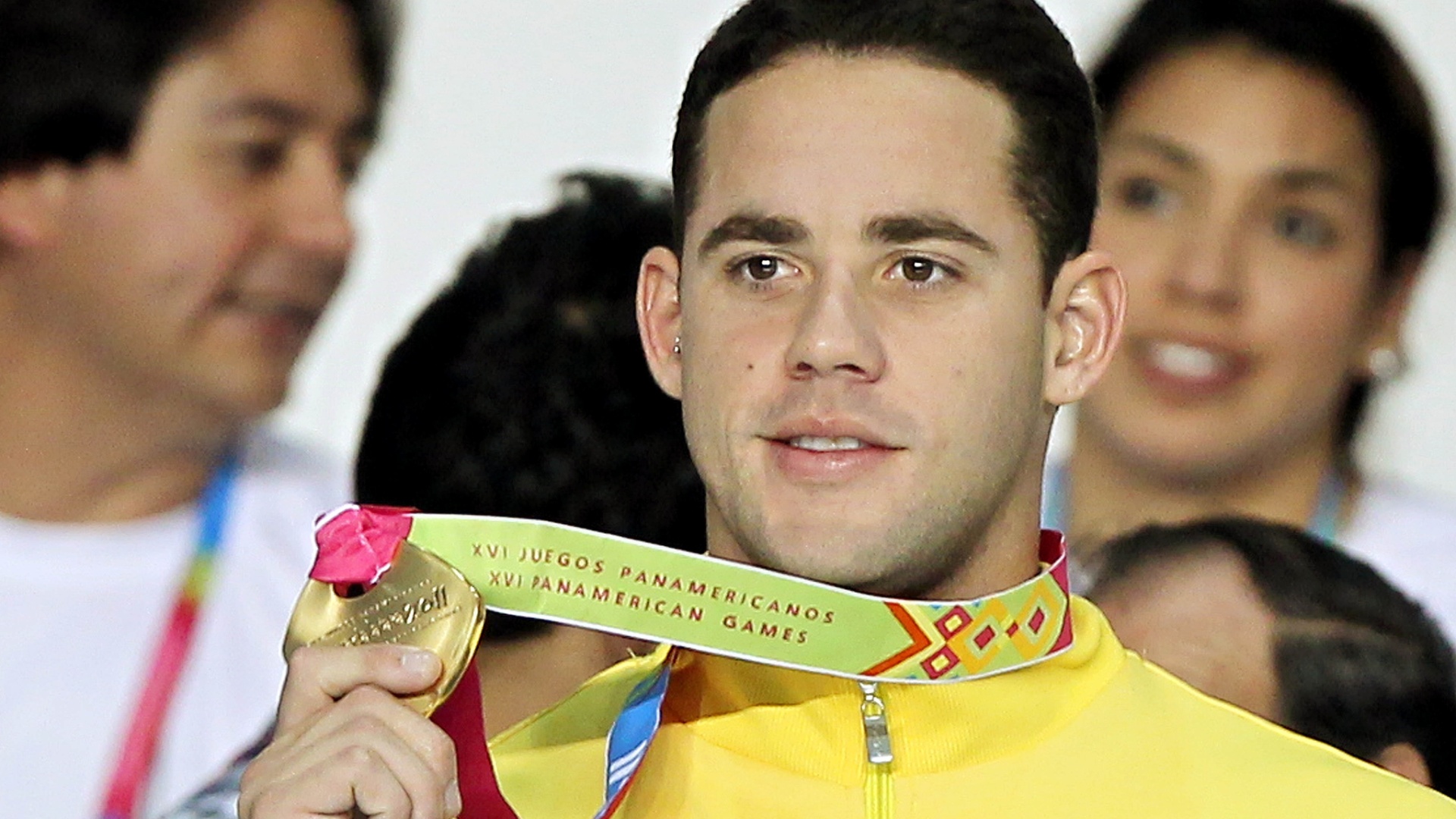 Thiago Pereira exibe a medalha de ouro conquistada nos 400m medley dos Jogos Pan-Americanos de Guadalajara (15/10/2011)