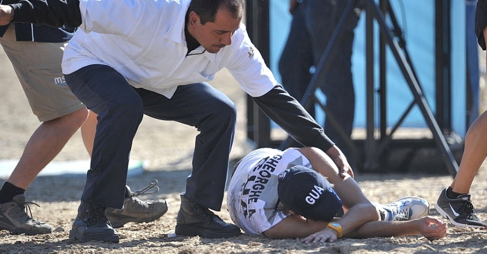 Andrei Gheorghe, da Guatemala, vai ao chão após prova do pentatlo moderno, no segundo dia do Pan (16/10/2011)