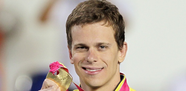 Cesar Cielo exibe a sua medalha de ouro, conquistada nos 100m livre no México
