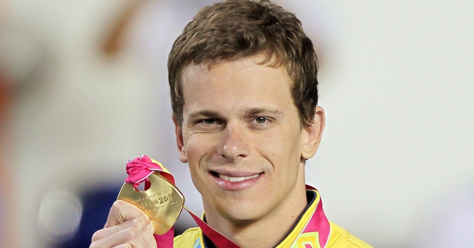 Cesar Cielo exibe com orgulho a sua medalha de ouro, conquistada nos 100m livre