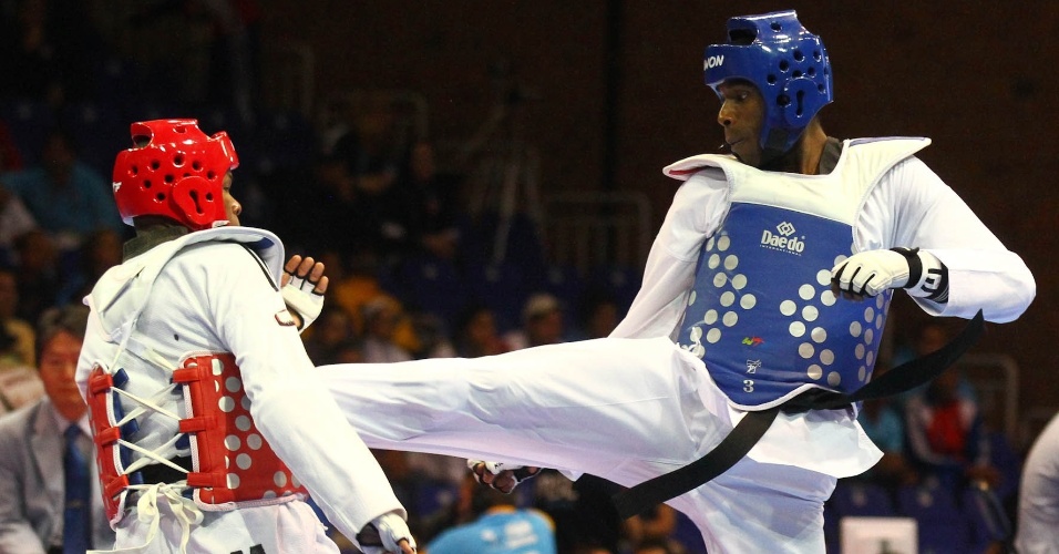 Diogo Silva (de azul)  venceu o jamaicano Nicholos Dusard por 8 a 5 no taekwondo, em sua luta de estreia (16/10/2011)