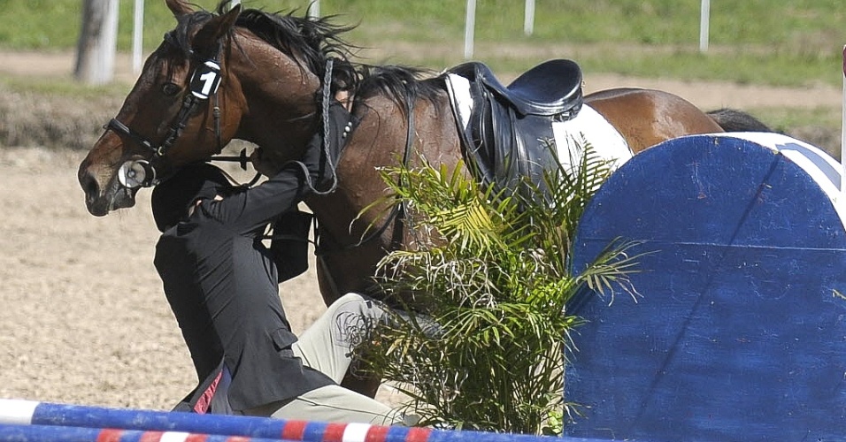 Dominicano Julio Benjamin perde o controle e cai do cavalo durante prova do pentatlo moderno (16/10/2011)