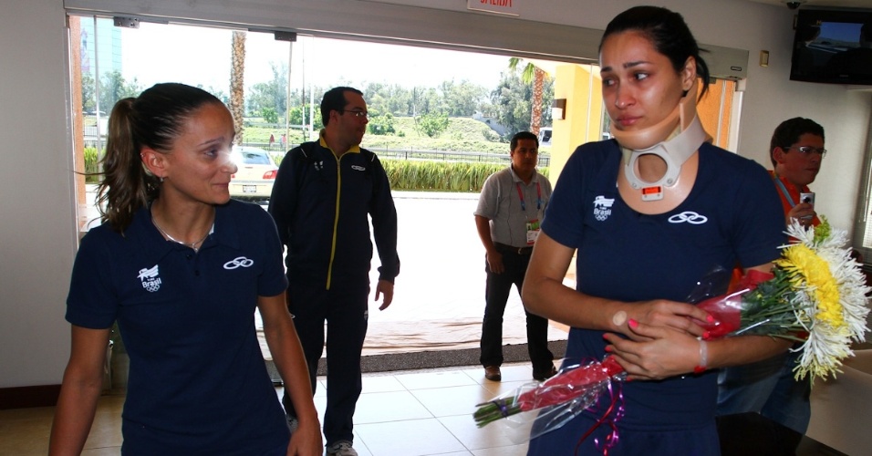 Jaqueline chega ao hotel da seleção de vôlei após deixar o hospital e encontra a líbero Fabi (16/10/2011)