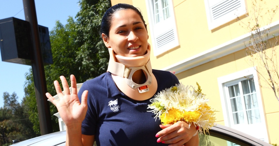 Jaqueline, da seleção de vôlei, deixa o hospital em Guadalajara após susto na estreia pelo Pan (16/10/2011)