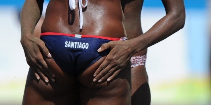 Porto-riquenha Yerleen Santiago recebe tapinha indiscreto na comemoração de um ponto, durante disputa do vôlei de praia no Pan-2011