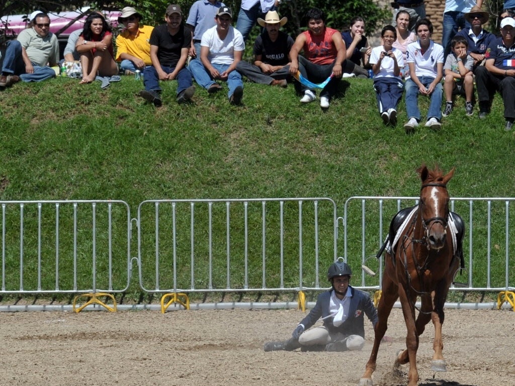 Venezuelano Eduardo Salas é traído pelo cavalo e vai parar no chão durante a disputa do pentatlo moderno, no segundo dia do Pan-2011 (16/10/2011)