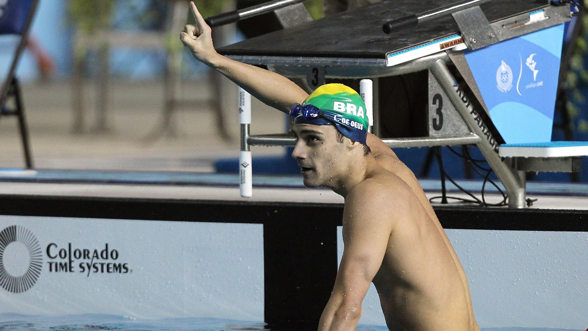 Ainda na água, o nadador Leonardo de Deus comemora a vitória nos 200 m borboleta, sem saber de sua desqualificação