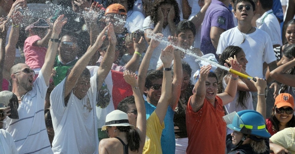 Bombeira joga água para refrescar os torcedores que acompanham o vôlei de praia nos Jogos Pan-Americanos (17/10/2011)