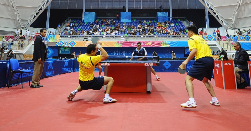 Brasileiros Thiago Monteiro e Hugo Hoyama jogam partida de duplas na decisão do tênis de mesa por equipes no Pan (17/10/2011)