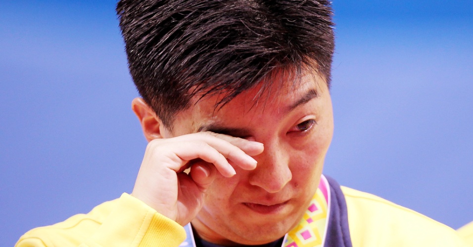 Hugo Hoyama chora após conquista do ouro no tênis de mesa por equipes em Guadalajara